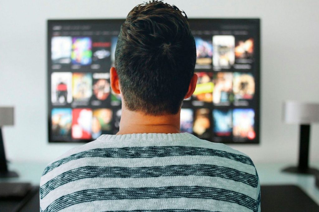 [Viendo la televisión]